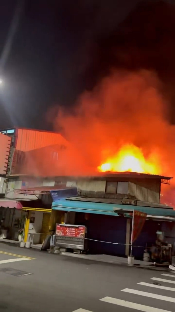 有片！台中第五市場深夜大火 多間老店被燒毀 包括60年老店「太空紅茶冰」 