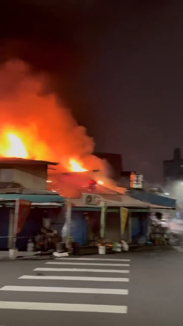 有片！台中第五市場深夜大火 多間老店被燒毀 包括60年老店「太空紅茶冰」 