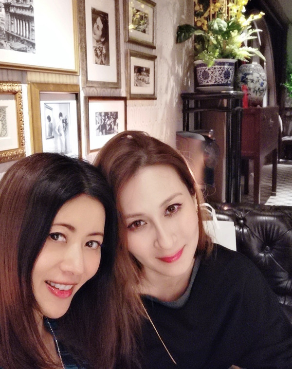 才女港姐返加拿大豪宅曝光 53歲保養得宜被封凍齡女神!