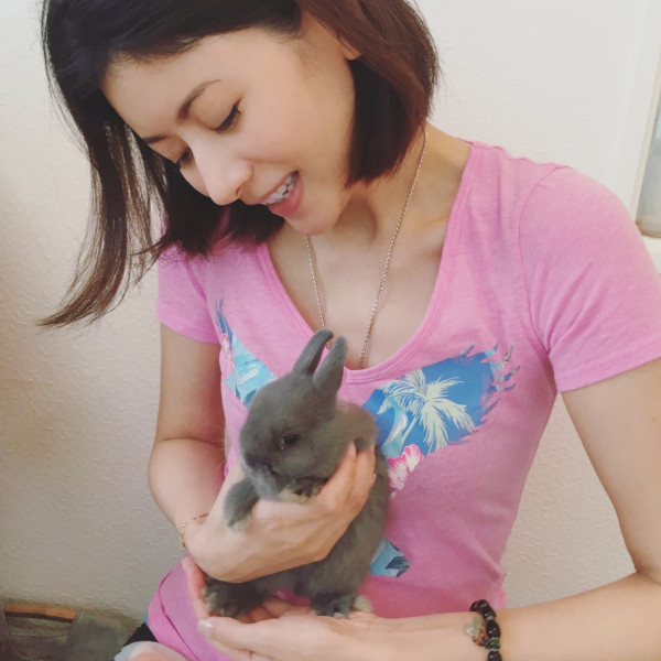 才女港姐返加拿大豪宅曝光 53歲保養得宜被封凍齡女神!