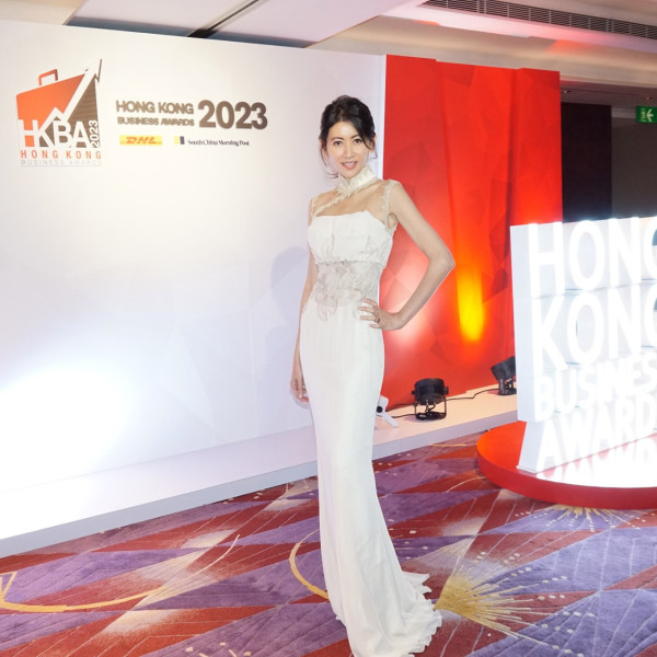 才女港姐返加拿大豪宅曝光 53歲保養得宜被封凍齡女神!