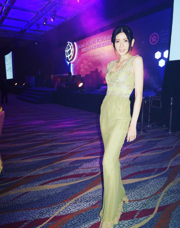 才女港姐返加拿大豪宅曝光 53歲保養得宜被封凍齡女神!