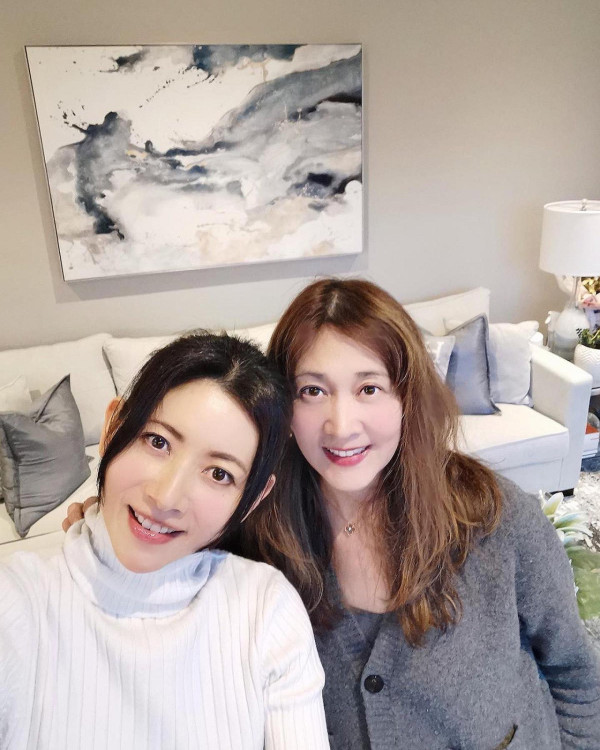 才女港姐返加拿大豪宅曝光 53歲保養得宜被封凍齡女神!