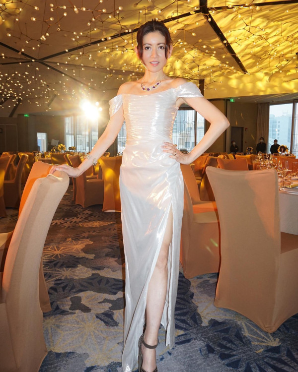 才女港姐返加拿大豪宅曝光 53歲保養得宜被封凍齡女神!