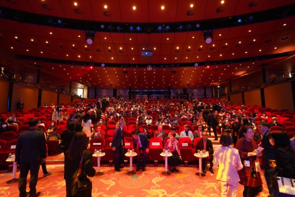 船上提供的免費娛樂項目，如劇場表演、音樂會、電影放映、泳池活動、健身課程等。（資料圖片）