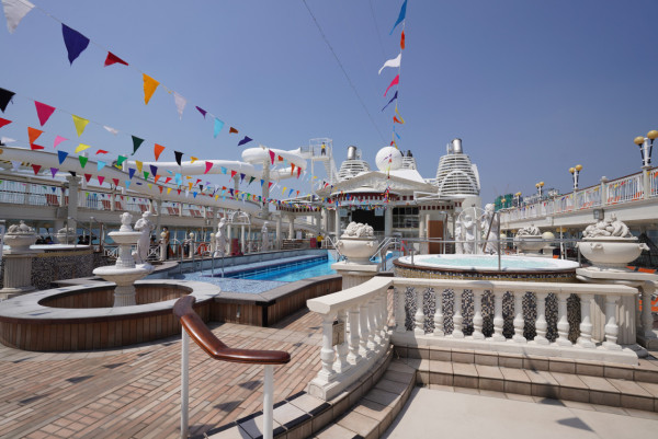 搭乘郵輪前可以在各郵輪公司官網，了解相關的船上活動與自費項目，同時亦可提早預訂以享有早鳥優惠或折扣。（資料圖片）