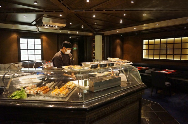 或可直接問船上的酒吧侍應或餐廳侍應，了解有沒有相關飲品優惠活動。（資料圖片）