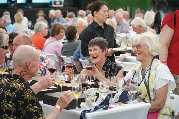 為吸引乘客，部分付費活動項目會推出首日折扣。（資料圖片）