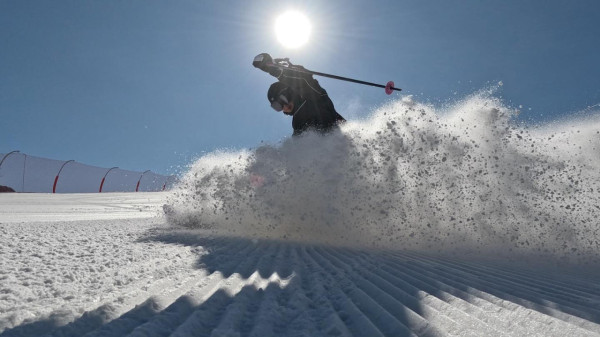 謝霆鋒內地滑雪狂曬靚相 粉絲大讚型爆:期待4月演唱會