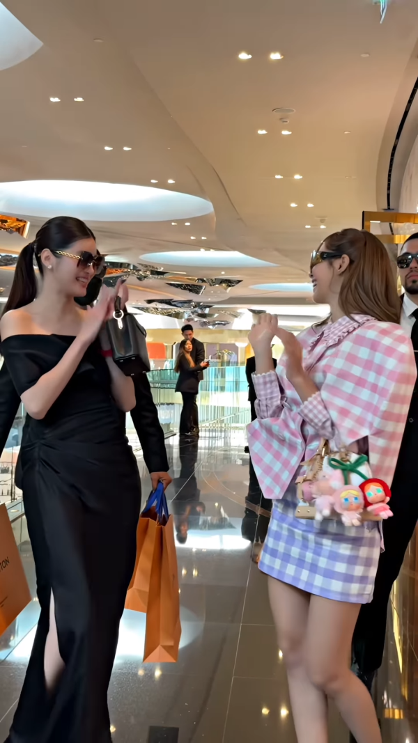 泰國最強名媛激罕同框Lisa！影片1天吸1百萬讚！一互動細節揭真實交情！ 