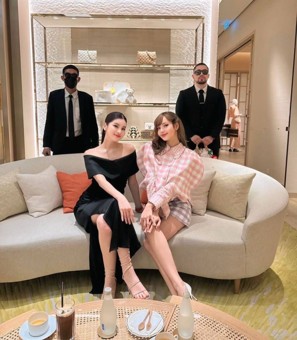 泰國最強名媛激罕同框Lisa！影片1天吸1百萬讚！一互動細節揭真實交情！ 