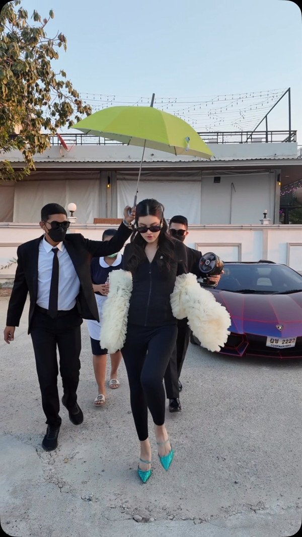 泰國最強名媛激罕同框Lisa！影片1天吸1百萬讚！一互動細節揭真實交情！ 