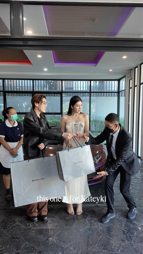 泰國最強名媛激罕同框Lisa！影片1天吸1百萬讚！一互動細節揭真實交情！ 