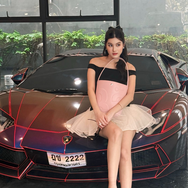 泰國最強名媛激罕同框Lisa！影片1天吸1百萬讚！一互動細節揭真實交情！ 