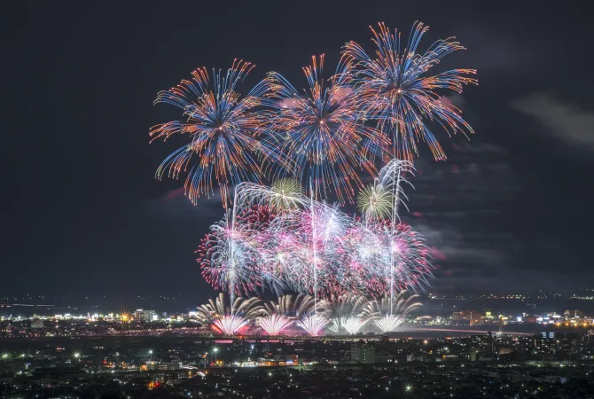 長岡花火大會(圖片來源:日本觀光局) 長岡花火大會(圖片來源:日本觀光局)