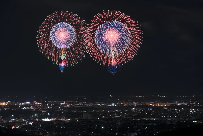 長岡花火大會(圖片來源:日本觀光局) 長岡花火大會(圖片來源:日本觀光局)