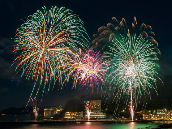 熱海海上花火大會(圖片來源:熱海市觀光協會) 熱海海上花火大會(圖片來源:熱海市觀光協會)
