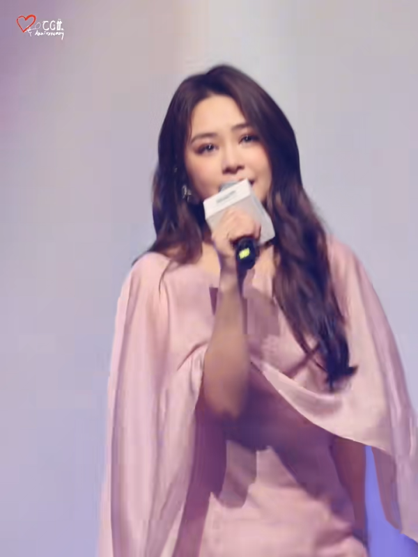 鍾欣潼身形時肥時瘦最新生圖曝光!網民激讚「終於著啱衫」!