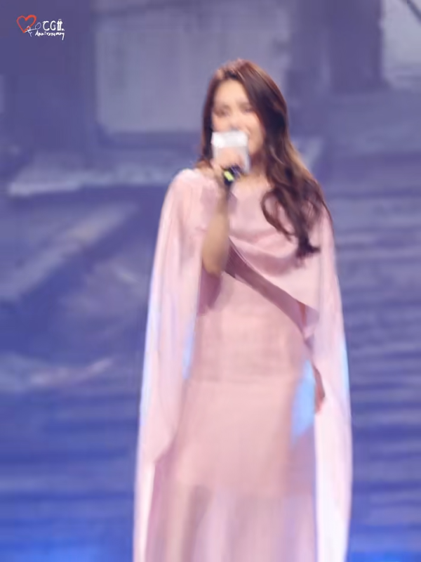 鍾欣潼身形時肥時瘦最新生圖曝光!網民激讚「終於著啱衫」!