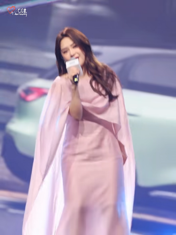 鍾欣潼身形時肥時瘦最新生圖曝光!網民激讚「終於著啱衫」!