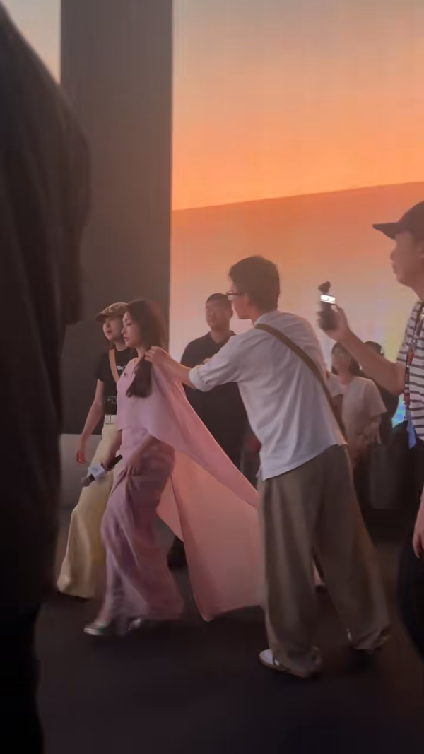 鍾欣潼身形時肥時瘦最新生圖曝光!網民激讚「終於著啱衫」!