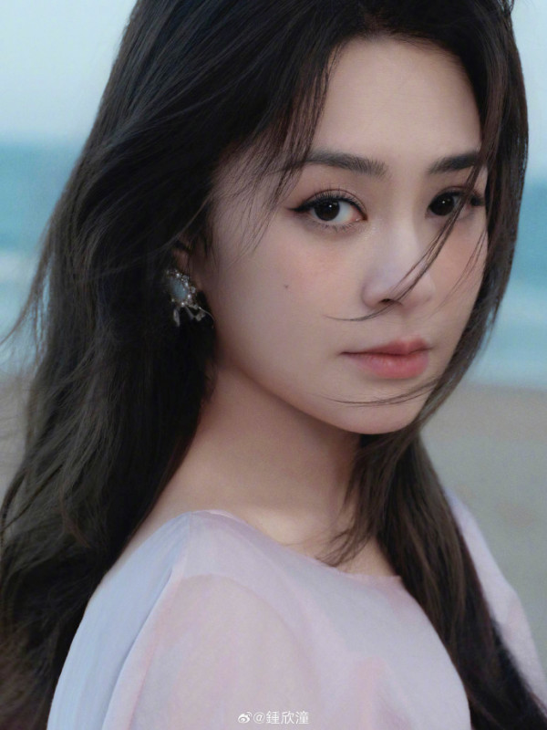 鍾欣潼身形時肥時瘦最新生圖曝光!網民激讚「終於著啱衫」!