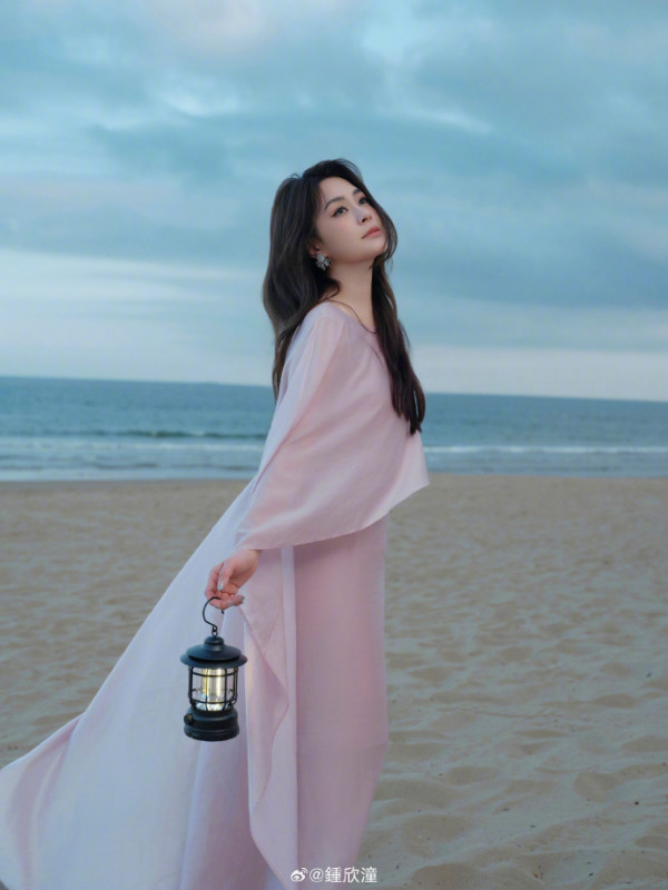 鍾欣潼身形時肥時瘦最新生圖曝光!網民激讚「終於著啱衫」!