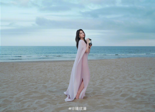 鍾欣潼身形時肥時瘦最新生圖曝光!網民激讚「終於著啱衫」!