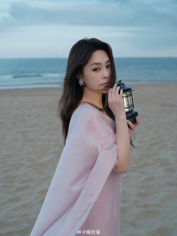 鍾欣潼身形時肥時瘦最新生圖曝光!網民激讚「終於著啱衫」!