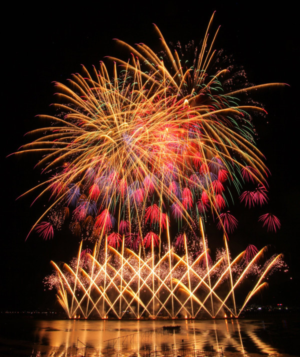 諏訪湖祭湖上花火大會(圖片來源:Facebook@諏訪湖の花火) 諏訪湖祭湖上花火大會(圖片來源:Facebook@諏訪湖の花火)