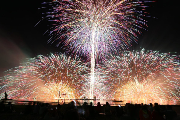 諏訪湖祭湖上花火大會(圖片來源:Facebook@諏訪湖の花火) 諏訪湖祭湖上花火大會(圖片來源:Facebook@諏訪湖の花火)