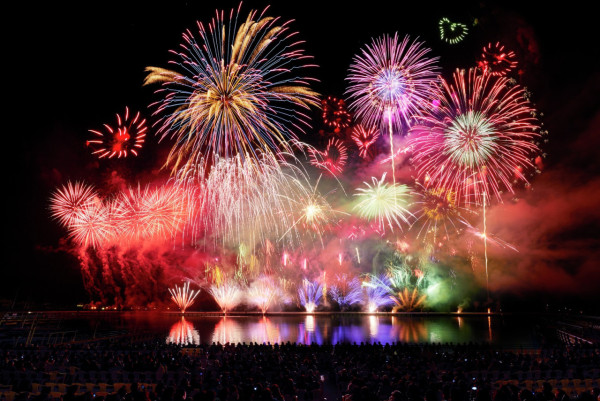 九州豪斯登堡煙火(圖片來源:Facebook@ハウステンボス / HUIS TEN BOSCH) 九州豪斯登堡煙火(圖片來源:Facebook@ハウステンボス / HUIS TEN BOSCH)