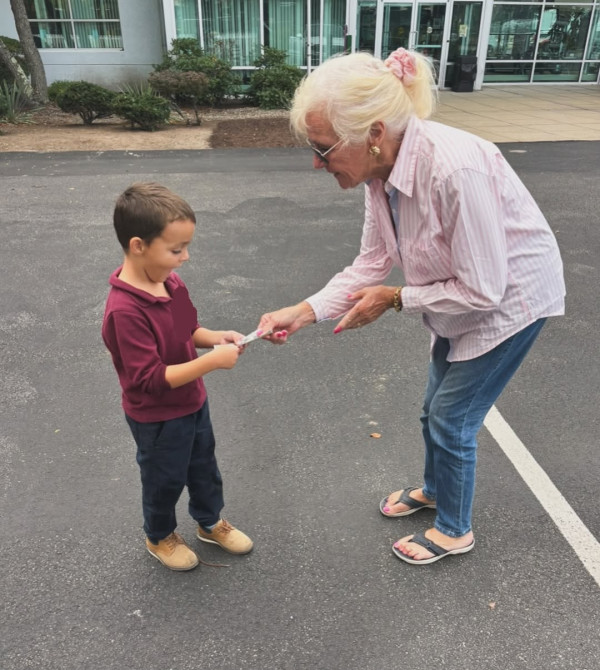 6歲男孩創業當「鏟屎官」 親力親為救助流浪貓狗 