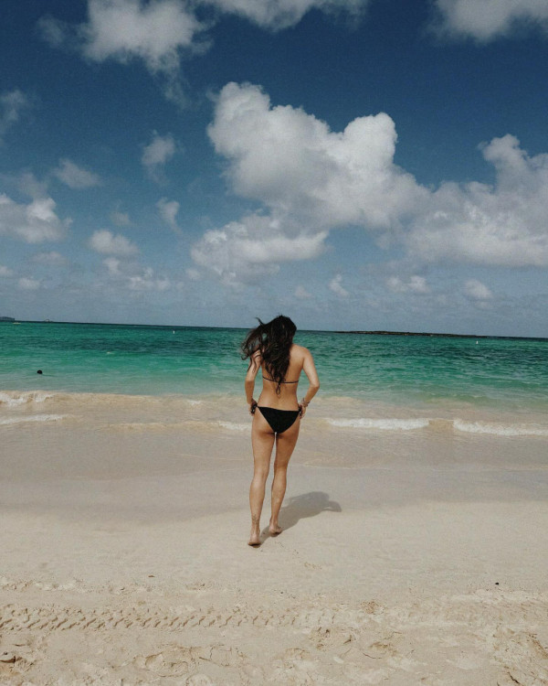 苗僑偉大女夏威夷大解放!火辣比堅尼曬零贅肉身材