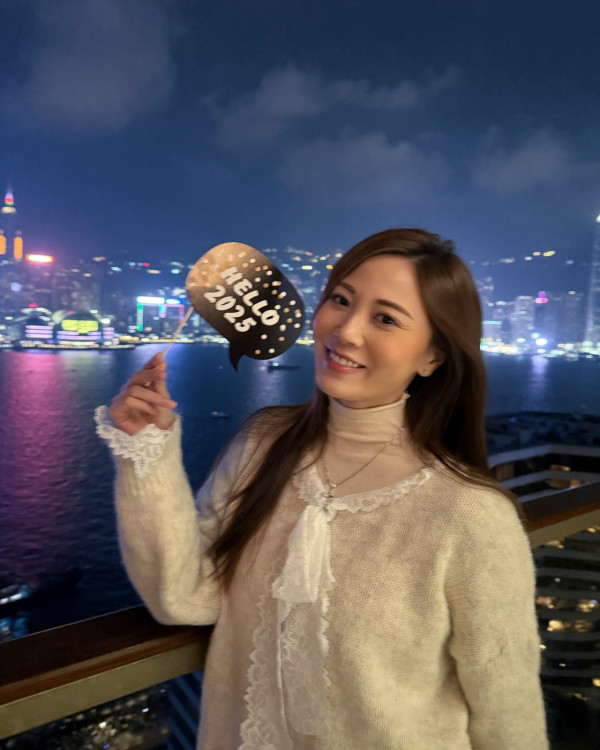 前港姐冠軍失寵後疑暗撻富二代躋身上流 氣質判若兩人搣甩瞓曱甴屋寒微出身