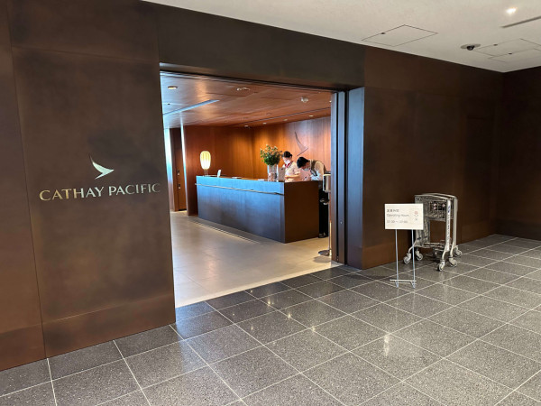 女子大鬧國泰貴賓室 想做1事被拒發爛渣 網民斥教壞細路 