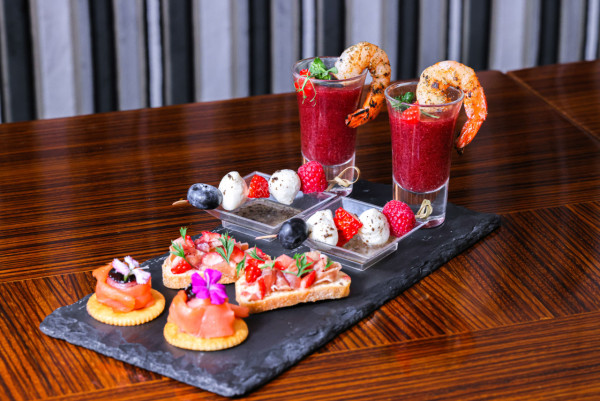 Hotel ICON唯港薈「鳥語花韻果香三道菜下午茶」 烤牛柳／紅莓慢煮雞／荔枝年輪蛋糕