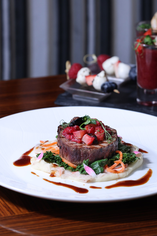 Hotel ICON唯港薈「鳥語花韻果香三道菜下午茶」 烤牛柳／紅莓慢煮雞／荔枝年輪蛋糕