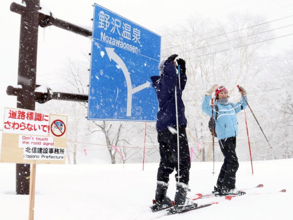 日本滑雪場路牌成遊客打卡位 竟爭相刮擦路牌 恐致交通意外