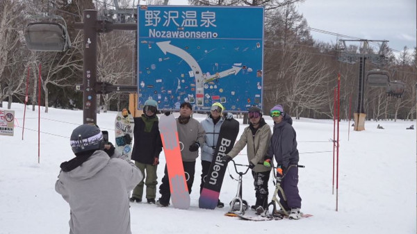 父抱兩歲女兒玩水上滑梯釀意外 女童慘滑出3.5米高地喪命 父親惹狠批 