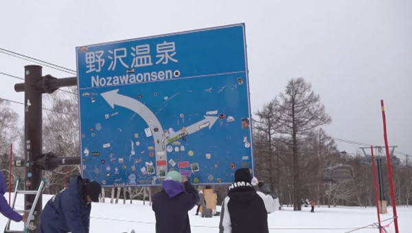 父抱兩歲女兒玩水上滑梯釀意外 女童慘滑出3.5米高地喪命 父親惹狠批 