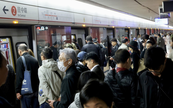 港鐵疑將推出「寵物車廂」 放寬主人攜帶寵物乘車 最快上半年有定論 ( 附港鐵回應 )