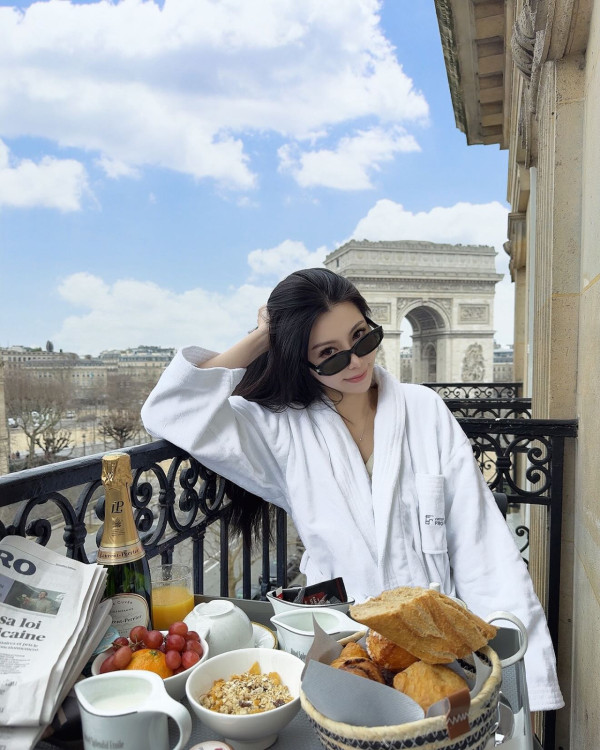 關楚耀與老婆巴黎度蜜月 嬌妻浴袍look凱旋門前曬長腿