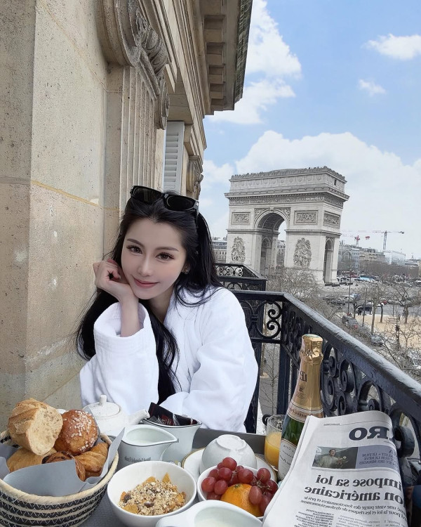 關楚耀與老婆巴黎度蜜月 嬌妻浴袍look凱旋門前曬長腿