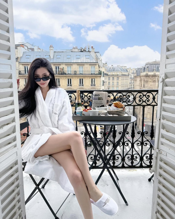 關楚耀與老婆巴黎度蜜月 嬌妻浴袍look凱旋門前曬長腿