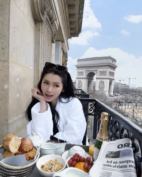 關楚耀與老婆巴黎度蜜月 嬌妻浴袍look凱旋門前曬長腿