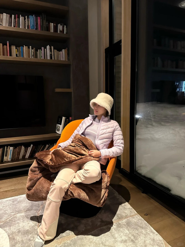 賭王四房千金何超欣激罕性感現身！胸前露深溝晒「禾稈冚珍珠」極品身材