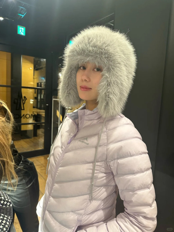 賭王四房千金何超欣激罕性感現身！胸前露深溝晒「禾稈冚珍珠」極品身材