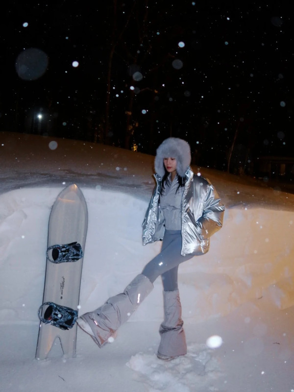 賭王四房千金何超欣激罕性感現身！胸前露深溝晒「禾稈冚珍珠」極品身材