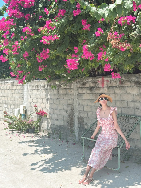 賭王四房千金何超欣激罕性感現身！胸前露深溝晒「禾稈冚珍珠」極品身材